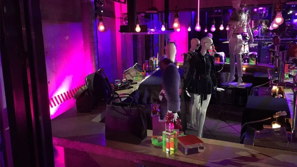 東京直擊！潛入Marc Jacobs迷幻地下派對，巨型紙袋、藝術圖騰…不按牌理出牌的春夏系列