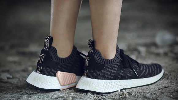 沒有錯過這雙的理由！最強球鞋NMD_R2釋出草莓粉嫩紅、橄欖綠襪套款