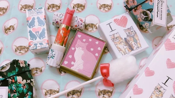 怎麼捨得用！PAUL &amp; JOE立體貓咪唇膏、逗貓棒粉撲…太太太可愛~