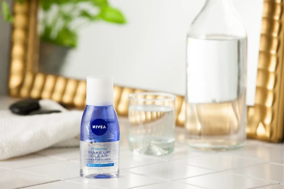 藍色眼部卸妝新霸主！派對後就是要「卸妝+保養」一次到位！