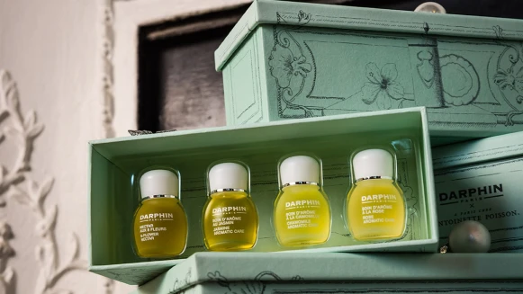 手繪風藝術禮盒也太精緻了吧！冬日首選就是這5組油膚保養