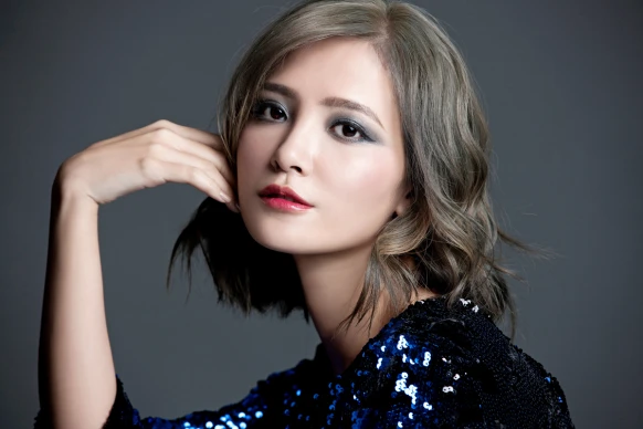 Leslie老師教妳打造深邃閃耀眼妝，制霸歲末派對Go！