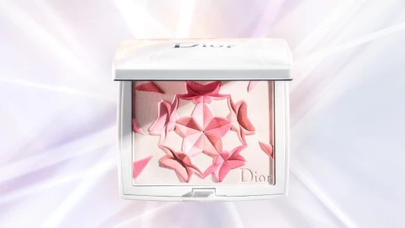 春日頰彩這塊絕對要有！DIOR雪晶靈櫻花粉頰彩就好像浪漫櫻花滿天飛讓少女心再度萌發
