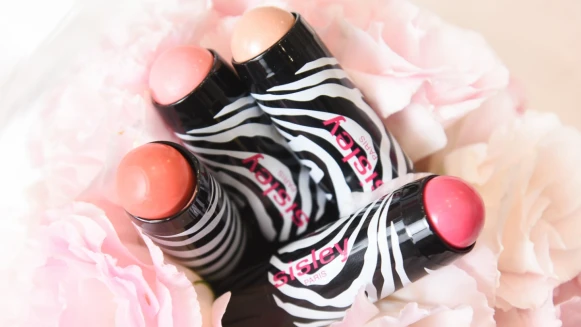 轉開輕點頰彩超顯色！晶透玫瑰粉、苺果艷桃紅Sisley全新漾澤精華頰彩霜斑馬紋包裝太可愛了吧