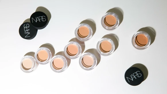 自然平滑且擁有超高遮瑕效果！NARS甜心遮瑕霜打造柔焦濾鏡般的美肌