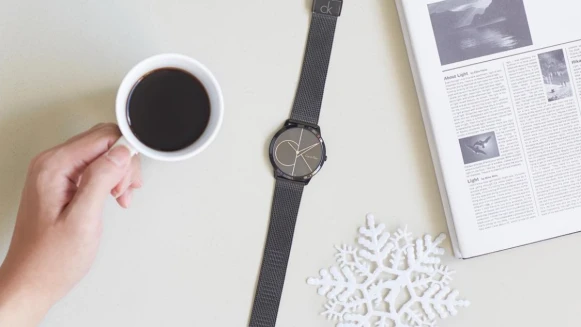 酷黑搭上玫瑰金太時髦！ Calvin Klein春季情人節系列品牌logo躍上經典錶款