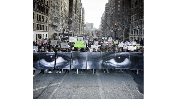 女人走上街頭為女權也為人權發聲，娜姐瑪丹娜也現身支持！串連全球的女性運動，你關注了嗎？