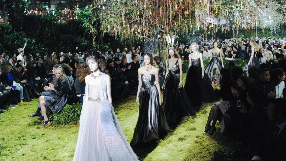 帶你走進精靈的迷宮仙境！如夢似幻的Dior 2017春夏高級訂製系列