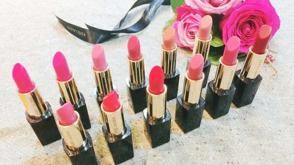 加了精油、擦上去就好像敷了唇膜一樣！約會最討喜的玫瑰色唇膏，雅詩蘭黛絕對慾望都幫妳準備好了