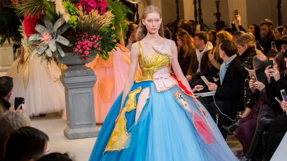 那就再絢爛一次！Viktor &amp; Rolf 2017春夏高訂系列，服裝的華麗重生。