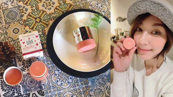 超萌的薔薇粉、蜜桃橘氣墊腮紅！一抹水潤的蜜桃色護唇膏！克蘭詩最新春妝也太浪漫了