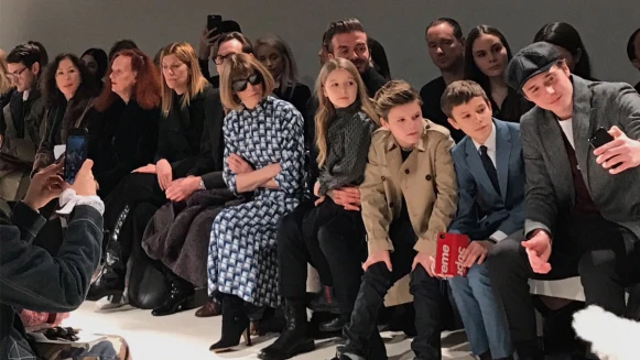 【紐約時裝周】貝克漢全家福超閃亮相！Victoria Beckham 2017秋冬大秀打造時髦學院風