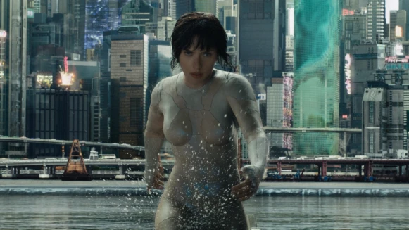 「黑寡婦」史嘉蕾喬韓森化身性感生化人！《攻殼機動隊》大秀姣好身材