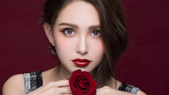 戀愛了嗎？看雙唇就知！昆凌親身示範情人節最強約會唇妝