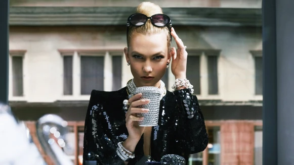 向絕世電影女神致敬！Karlie Kloss攜施華洛世奇重繹經典名場面