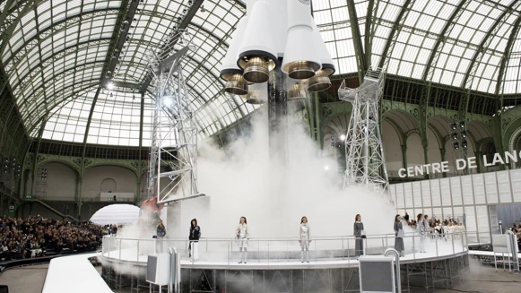 【巴黎時裝週】香奈兒太空大秀亮點，客座編輯—孫怡也好感動！