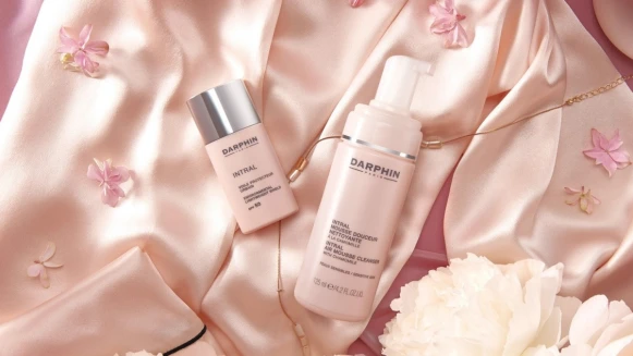 從清潔開始對抗空汙!綿密的慕斯質地讓臉變彈潤!Darphin全效舒緩系列再推潔面慕斯、輕透防護隔離霜2名生力軍