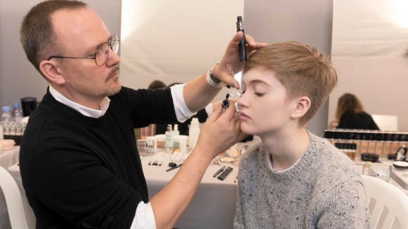 呈現自由自主的當代女性之美！搶先帶你看2017 DIOR秋冬大秀後台妝容解析