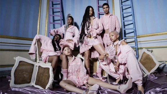 拖鞋、球鞋全繫上夢幻蝴蝶結！FENTY PUMA by Rihanna打造古典奢華運動風