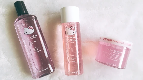 從瓶身、香氣、成份都來自玫瑰，這一罐由裡粉到外的彼得羅夫Hello Kitty「玫瑰水」必須擁有