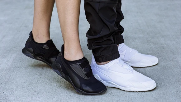 IG街拍客最新穿搭鞋款！PUMA Mostro純黑白配色x Z字魔鬼氈環帶設計