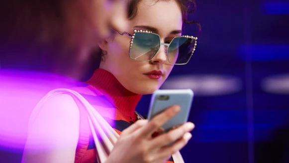 一窺FENDI首席時髦王后的夜生活！戴上俏皮『CAN EYE』太陽眼鏡揭開女孩祕密