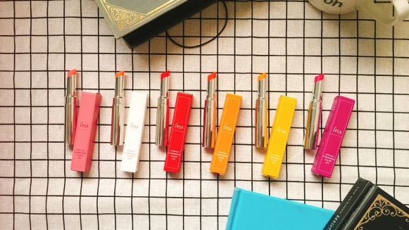 讓夏日美味沙拉吻上唇！IPSA推出超可愛蔬果6色唇膏！