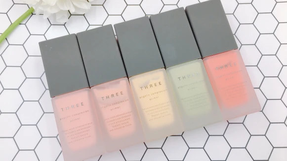 淺粉、鵝黃、嫩綠、蜜桃橘…THREE推出5款宛如彩虹色系集結的夢幻飾底乳，打造粉嫩無瑕天使肌