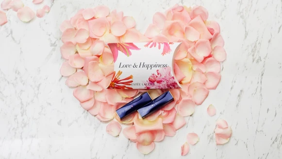 愛媽媽就刻下來吧！雅詩蘭黛母親節愛的客製口紅刻字活動，為媽咪訂製獨一無二的的幸福禮物(加映：送給媽媽的口紅顏色這樣選)