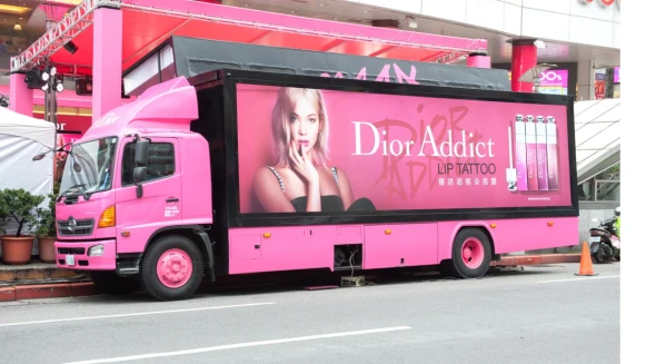 迪奧女郎專屬的「迪奧癮誘超模染唇露」行動沙龍，美唇派對即將席捲全台！