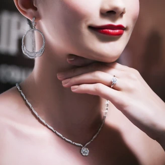 包覆蕾絲、花朵、蝴蝶結的珠寶嫁衣！HEARTS ON FIRE初夏推出典雅復古婚戒