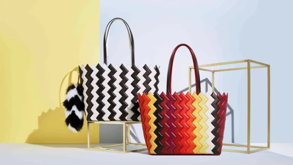 一道無法忽視的閃電彩虹！Ferragamo X Sara Battaglia聯名手袋第二彈來了