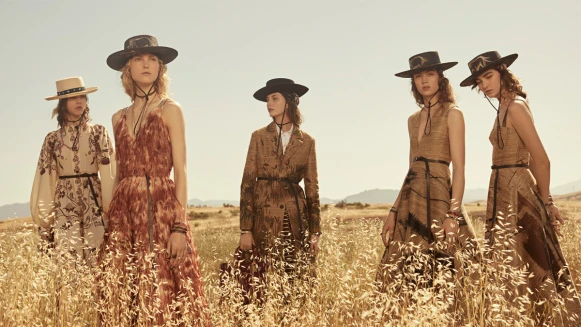 越野越美！Dior 把2018早春大秀直接搬到荒野。