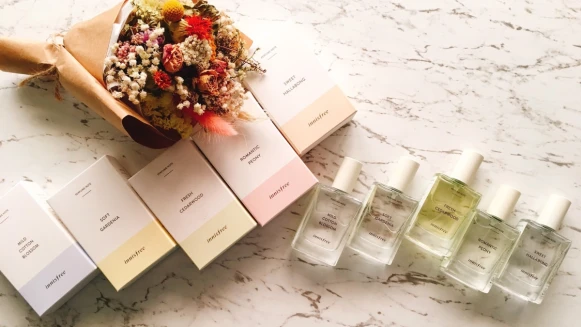 超值得收藏的書本香水盒，每一款都是濟州島的香調！innisfree推出5款純粹香頌百科系列淡香水