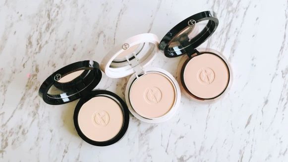 控油、遮黯沉、輕透感，教你找出無論什麼妝感在Giorgio Armani都有適合的粉餅