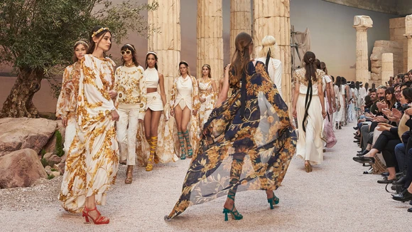 Chanel 2018早春大秀帶大家坐上老佛爺的時光機 一同做自己的女神！