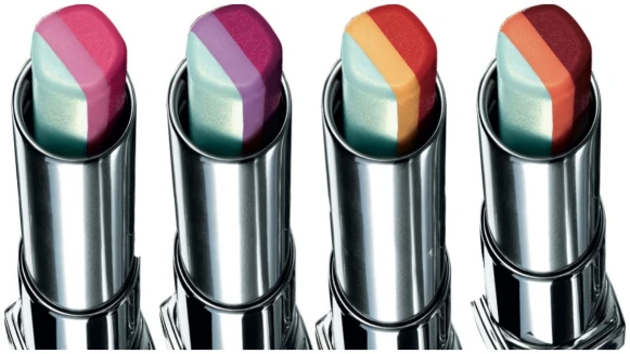 打亮、漸層、護唇一次搞定！Maybelline夏季新品「貝殼霓光漸層唇膏」共四色，讓人直呼好仙啊