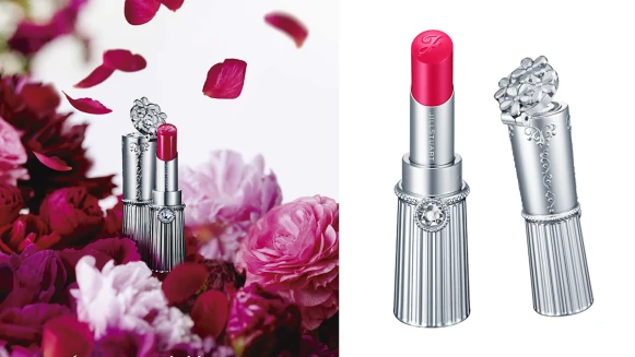 就像一朵銀色小花束,頂端還藏有小巧補妝鏡!JILLSTUART吉麗絲朵花舞水漾光唇膏一口氣再推22種專屬少女的夢幻粉色調