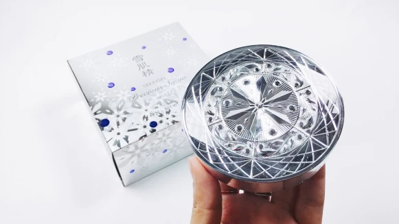 把雪肌精變成了蜜粉，抹出如雪般的透明感，配上絕美銀色鑽石外盒的雪肌精限量蜜粉