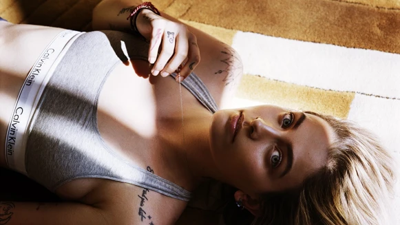 米莉芭比布朗高演技拍Calvin Klein新作！大咖詮釋空靈系樂團THE xx單曲MV