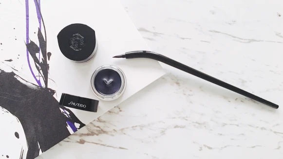 讓眼線膠更好用的小心機，就藏在罐子裡的V型設計。資生堂秋彩好貼心，再也不怕畫眼線失手