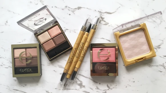 日本超人氣開架彩妝EXCEL終於來台灣，4格裸色深邃眼影、3合一眉筆、腮紅等明星商品絕對必買