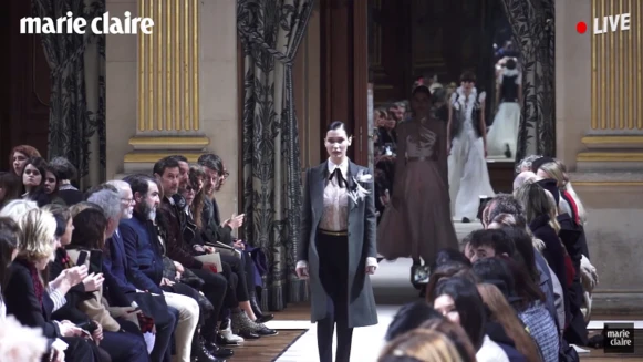 浪凡設計師 Bouchra Jarrar 在巴黎市政廳製造浪漫【巴黎時裝週】