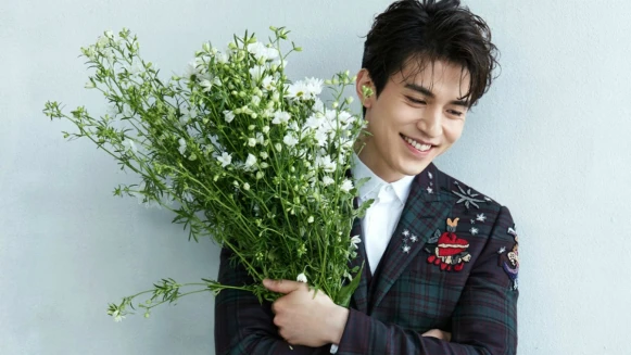 女人都羨慕的唇紅齒白!不挑食、喜歡秋天的「漏電系暖男」:李棟旭