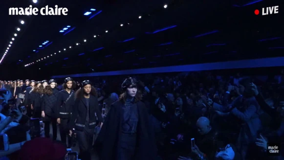 Dior 秋冬大秀好 Blue，進攻2017秋冬最時髦的顏色！【巴黎時裝週】