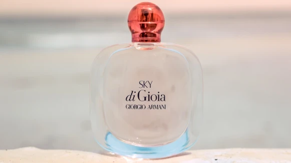 「原來是日出的粉紅色天空啊」GIORGIO ARMANI用唯美花果香捕捉地中海最夢幻景致