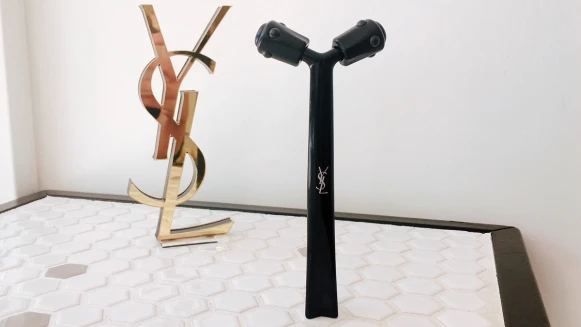 只有YSL能把按摩滾輪做得像時尚配件！全黑外型+鍺元素助妳滾出Y型緊緻小臉