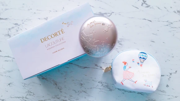 壓印著巴黎街頭的玫瑰金外盒！黛珂限定舞輕粧柔光亮妍蜜粉底，法式插畫風太迷人