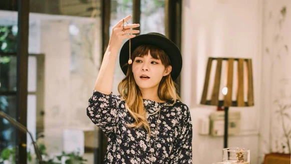 女孩與機器人，電音女伶再進化 