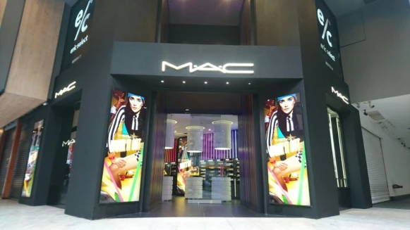 如秀場後台的化妝空間、彩妝師指定品、客製化彩妝教學，就在最潮專櫃MAC旗艦店